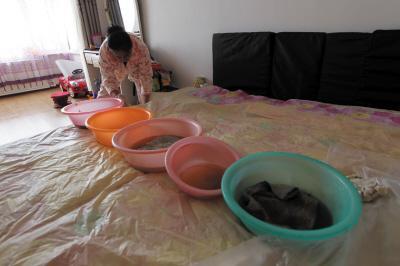 双河楼上漏水，住户失联，小区没物管，业主维权难！律师来支招……